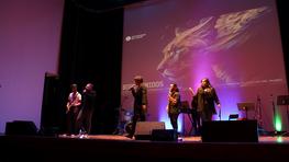 Presentación musical de la banda Blue Beats en la bienvenida a los alumnos de la Universidad del Azuay